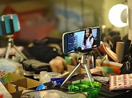 女主播为推销隆胸产品,当场在直播间脱衣服,超40万人在线观看