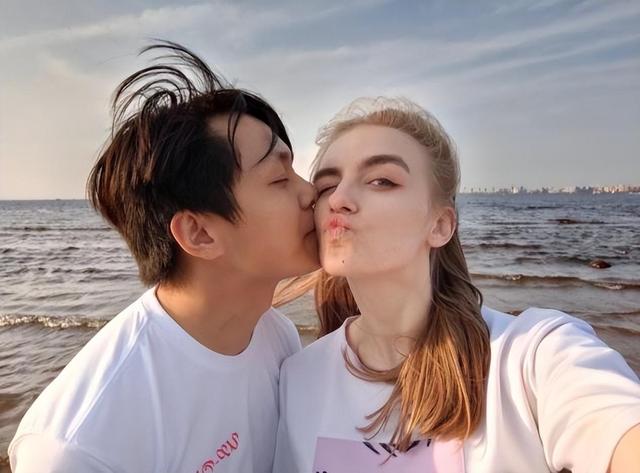 中国留学生爱上俄罗斯美女,每天被女友亲上百次,睡个懒觉都不成