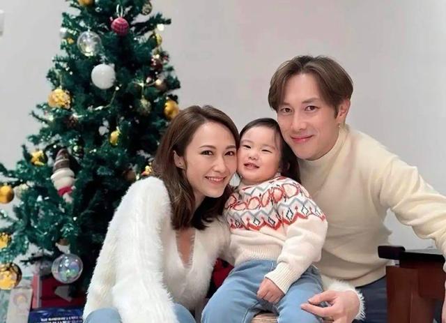 香港女星汤怡胸部意外丰满引质疑,消瘦身材与胸骨成焦点