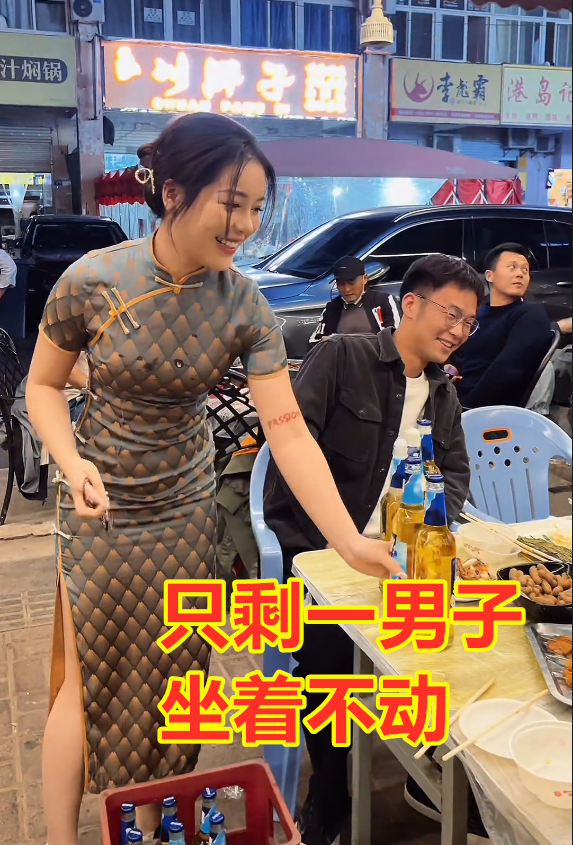 老板娘“花式”开啤酒,故意“使坏”喷食客一脸,被喷男子笑开花