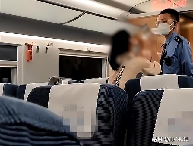 湖北年轻女子“一丝不挂”大闹高铁,当众表演全裸劈叉,惊呆乘客