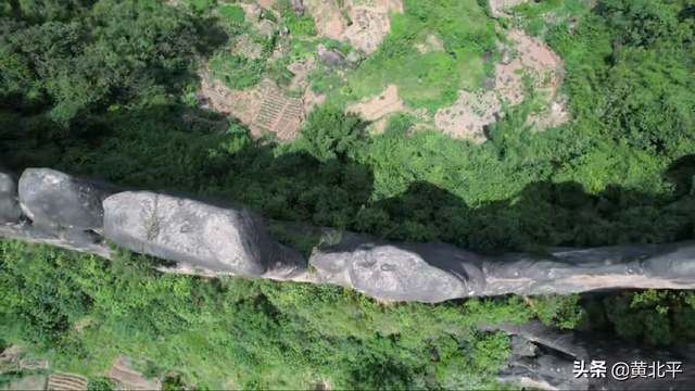 广东与湖南交界的一座山,一边是仙女一边是猴子,最后被神龙隔缘