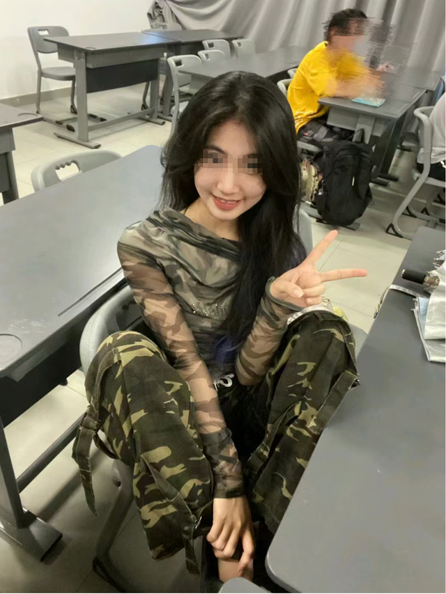 军装变“日式制服短裙”,女大学生的爆改让网友炸锅:不懂尊重!