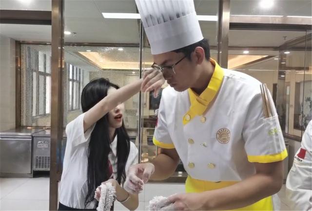 奶兔胡媛媛JK装学做菜,白袜吸睛帮学弟擦汗!网友:梦导哭晕厕所