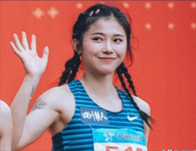 吴艳妮又被骂了,黑丝写真曝光,明明身材有料,奈何P图手段过分