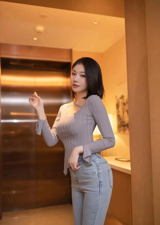 轻熟美女写真,针织衫+紧身牛仔裤,休闲又性感