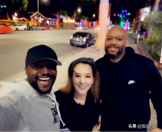 陈冠希姐姐与黑人男友街头热吻秀恩爱,一黑一白画风有点怪