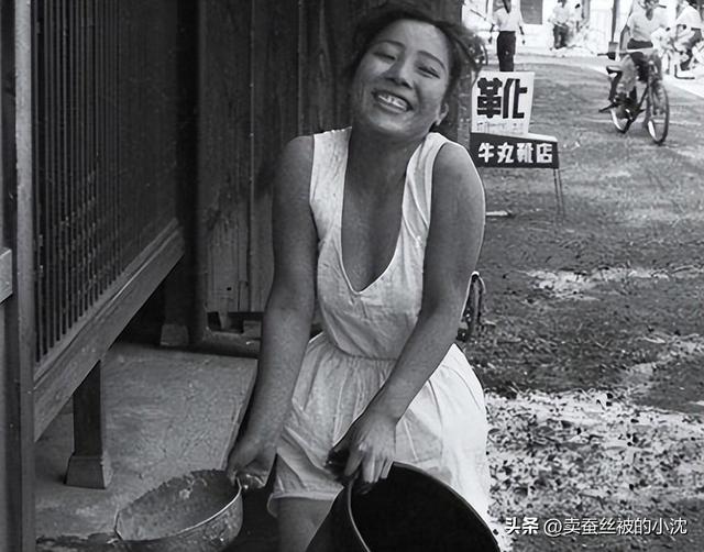 30张屈辱照片:德国女犯一丝不挂被枪决,被拍卖的大胸女人