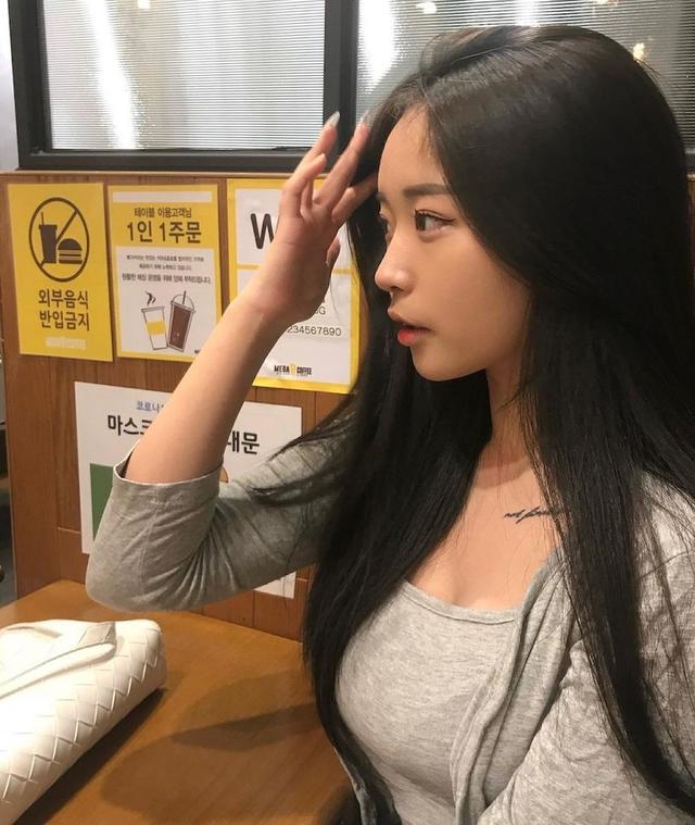 高校制服正妹年纪轻轻发育好好,自拍时的曲线太撩人