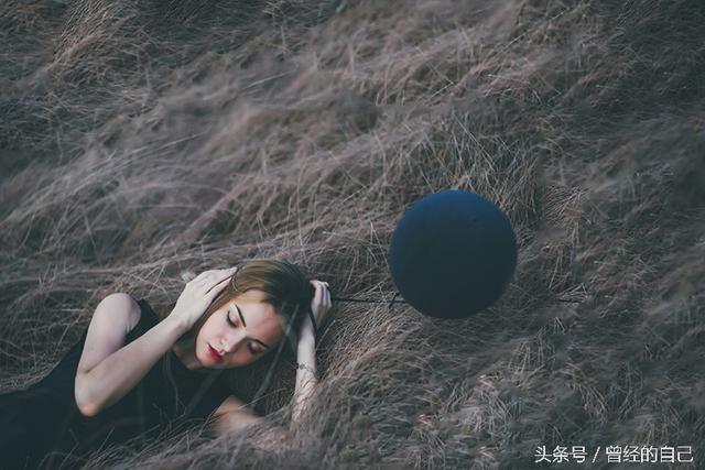 俄罗斯美女在草原上的写真，美到爆，不是那些女主播能比的。