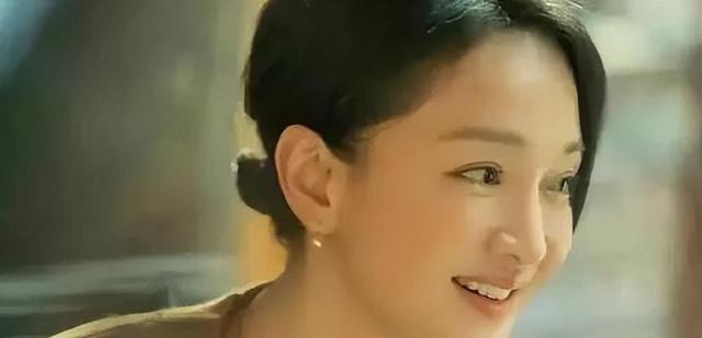 抽烟成瘾的六位女明星,个个都是老烟民,刘亦菲14岁就会抽烟了