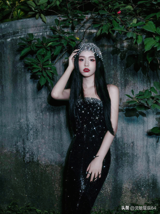林允穿黑色镶钻紧身裙性感迷人 化身丛林蛇女神秘妩媚!