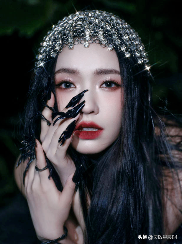 林允穿黑色镶钻紧身裙性感迷人 化身丛林蛇女神秘妩媚!
