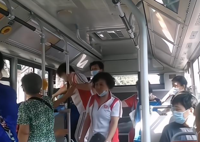 丰满美女公交上“漏尿”,被帅哥嘲讽没教养,大妈:有妈生没妈教