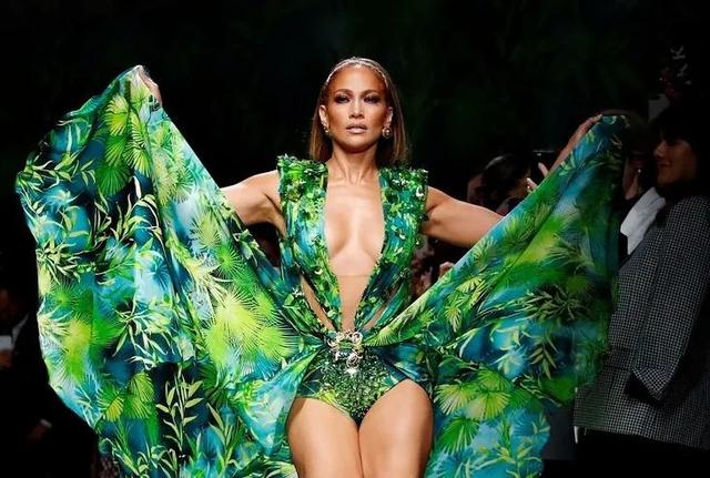 Jennifer Lopez 全裸拍新歌封面,这身材51岁?