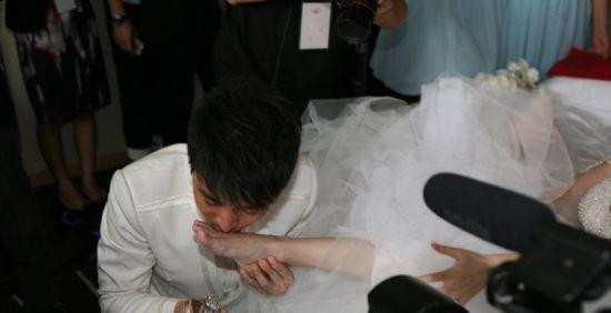 范冰冰现身机场,为了显瘦包裹“玉足”,网友:看脚就能识美人