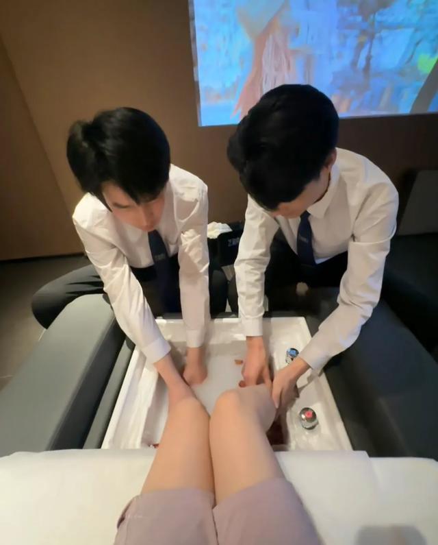 帅哥太香了 美女小姐姐晒出自己足浴日常 网友:月薪两千多久能去