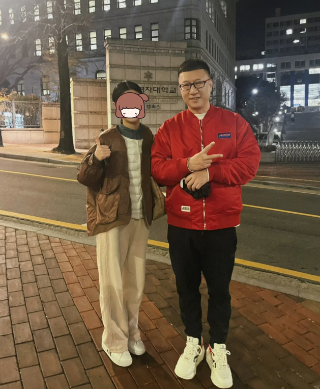 53岁孙红雷带妻女韩国度假,获美女粉丝挽手合照,笑得满面春风