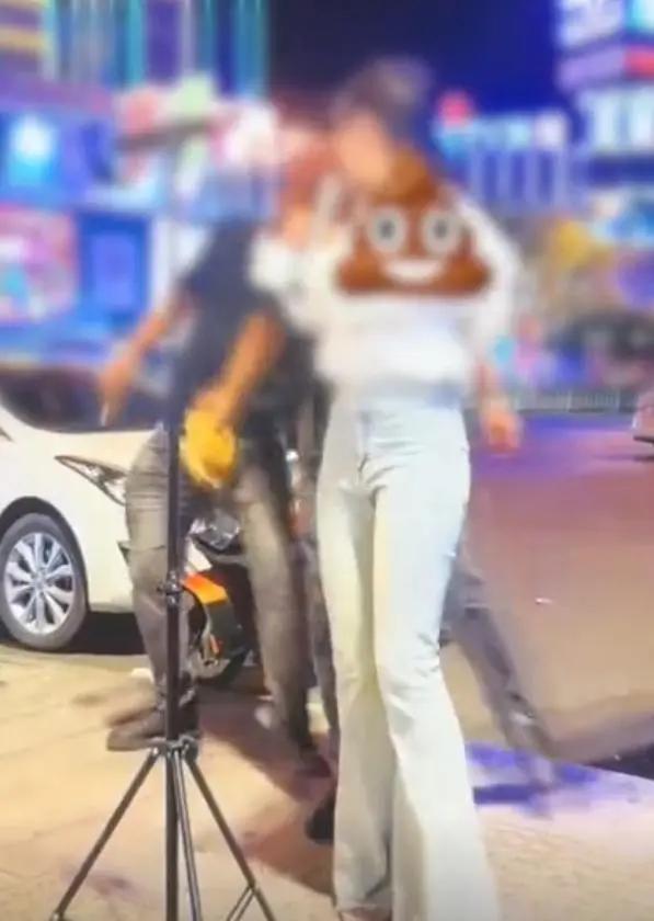 无手残疾女孩:户外直播唱歌遭“咸猪手”,被拍屁股后委屈落泪