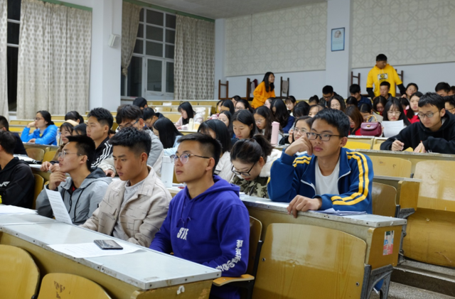 清华32岁美女副教授,与韦神同获青橙奖,被学生称为“梨涡女神”
