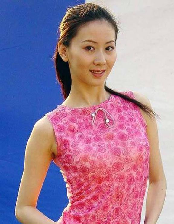 中国初代裸模汤加丽:被父亲嫌弃,和丈夫离婚,今48岁成单亲妈妈
