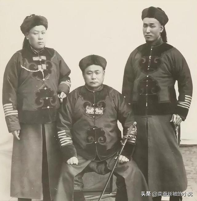 30张屈辱照片:德国女犯一丝不挂被枪决,被拍卖的大胸女人