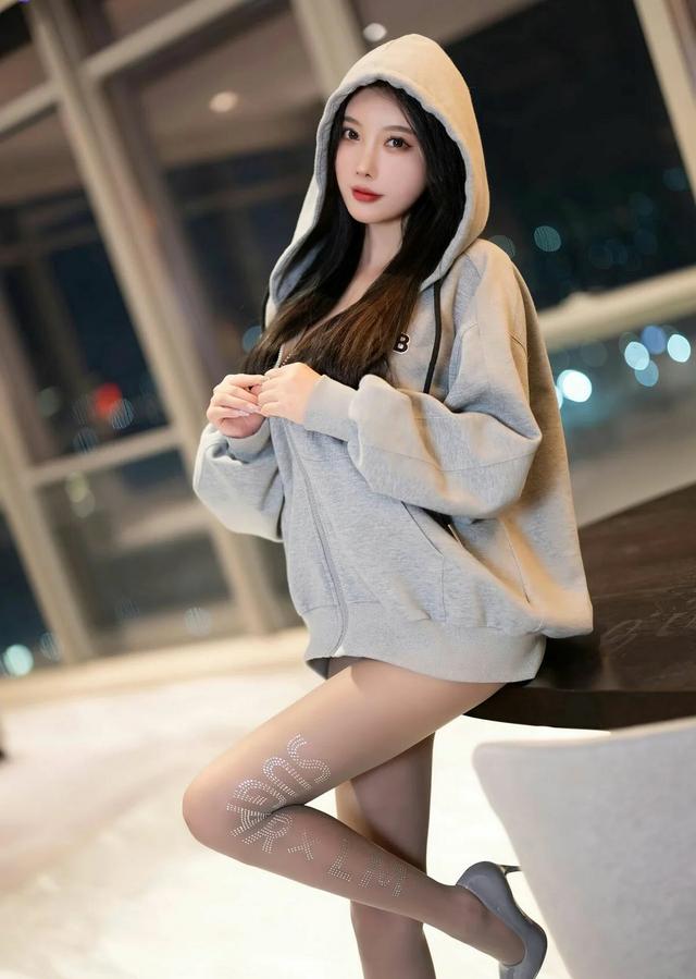 美女艺术写真图片欣赏:杨晨晨灰色卫衣搭配灰丝,完美绝伦的身段