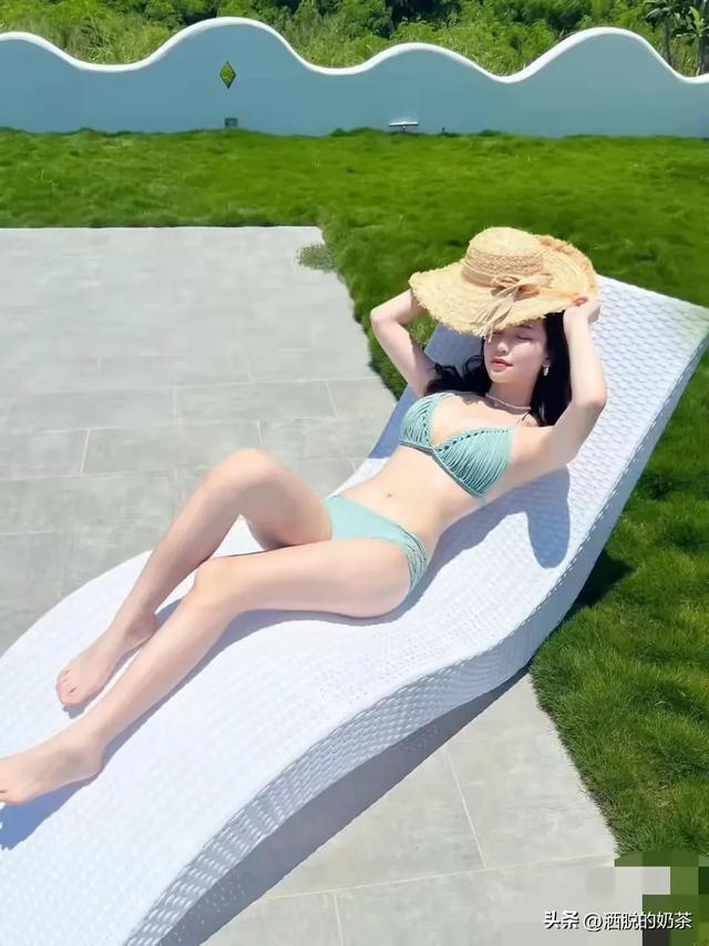 比基尼福利!性感美女蓝色编织比基尼泳池写真