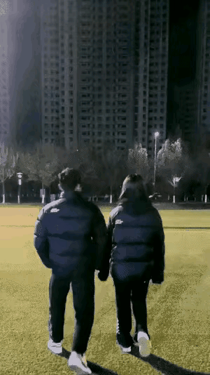 周冬雨脱了!上半身全裸“手也不遮”,破尺度大片引热议