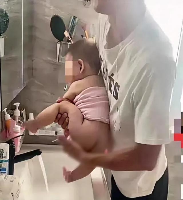 “爸爸给女婴洗屁屁”被指责,网友:这种事情很过分我家绝不允许
