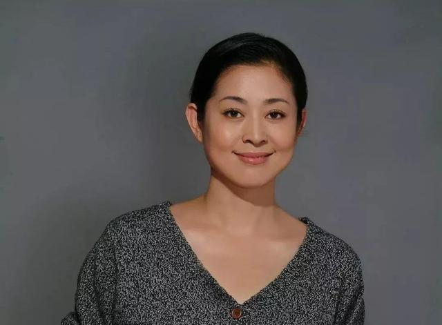 抽烟成瘾的六位女明星,个个都是老烟民,刘亦菲14岁就会抽烟了