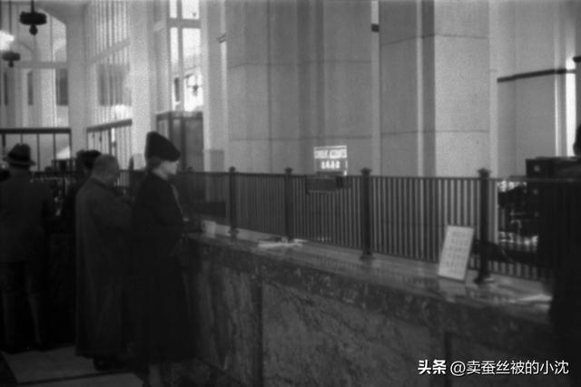 30张屈辱照片:德国女犯一丝不挂被枪决,被拍卖的大胸女人