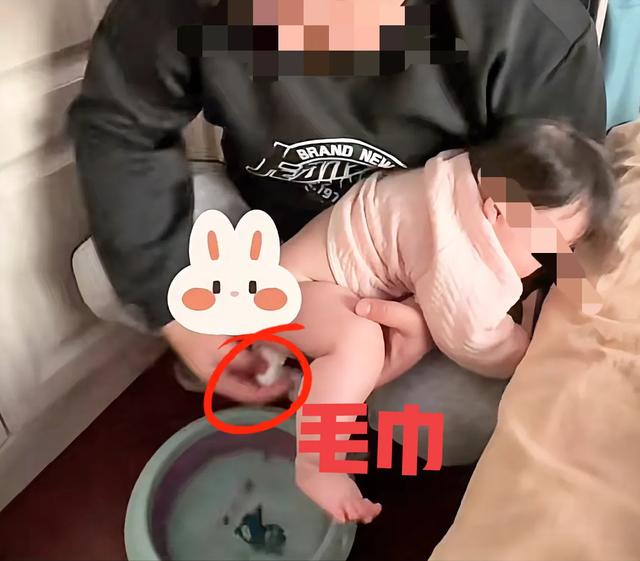 “爸爸给女婴洗屁屁”被指责,网友:这种事情很过分我家绝不允许