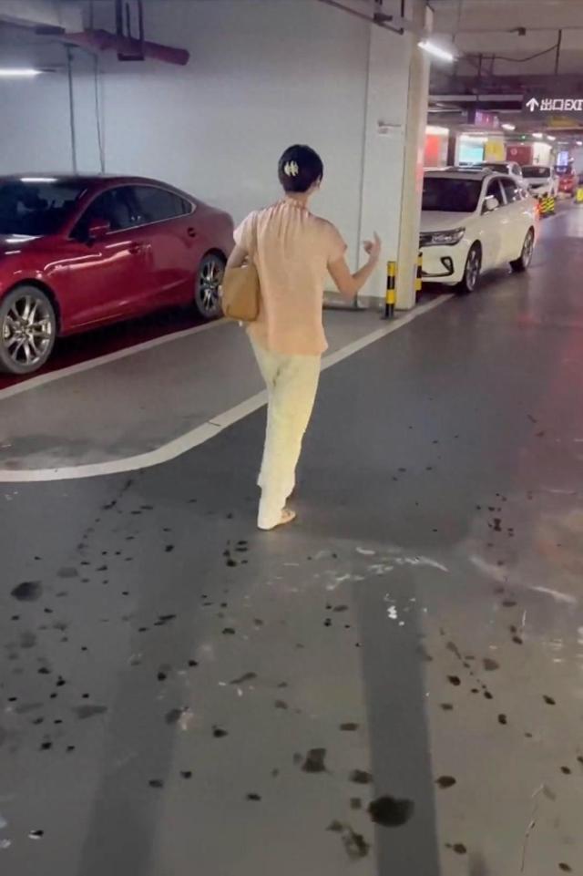女子车上脱鞋躺下,后座不停换姿势,司机目睹后表情尴尬