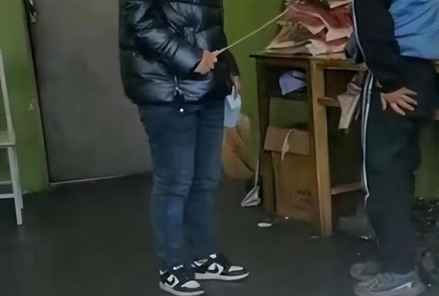 13岁学生因未完成作业,屁股被老师打开了花!警察:不违法