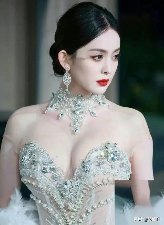 深圳这一夜,赵露思、林允的胸,露背的娜扎,都败给了朱珠的深V