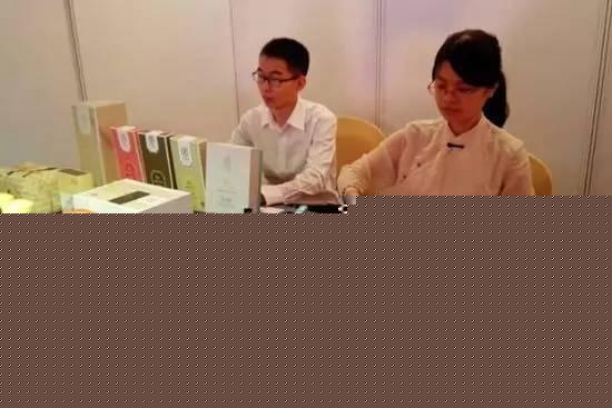 71名肤色不同的女官员为啥一起跑到中国村庄来？