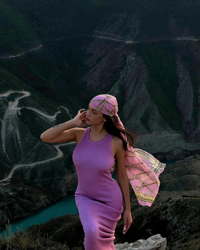 魔鬼身材,欧美博主苏珊紫色包臀衣美拍
