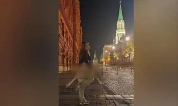 俄女子教堂外拍性感大片,穿比基尼搔首弄姿,半裸身体秀美腿细腰