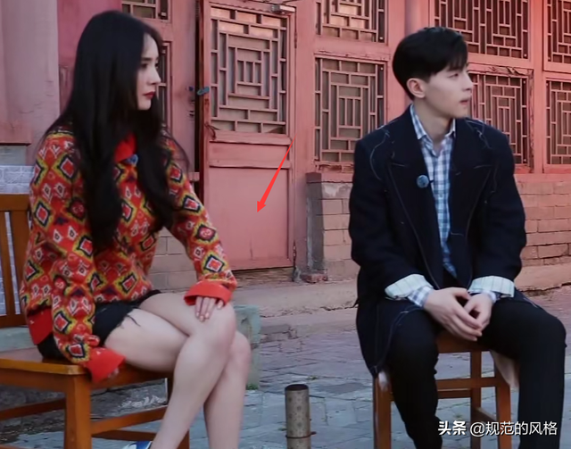 当她翘起二郎腿那一刻,网友狂按暂停键!杨幂“女神”坐姿火了