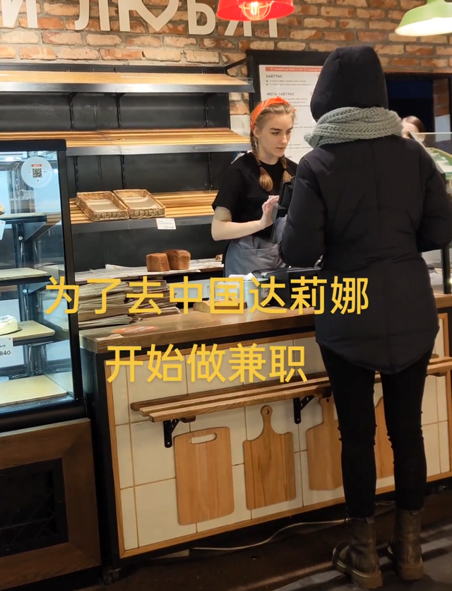 中国留学生爱上俄罗斯美女,每天被女友亲上百次,睡个懒觉都不成