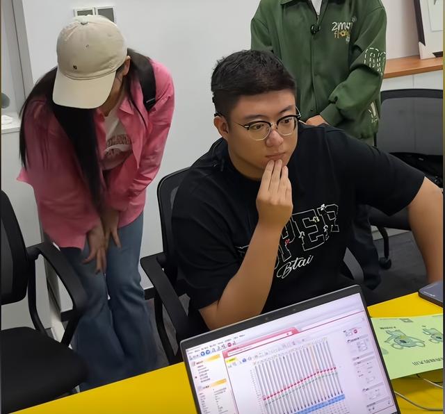 26岁外卖听障小伙第一次听到妈妈的声音,网红博主助力人工耳蜗