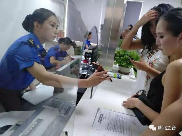 电动车违停被扣,为何这位俄罗斯美女还连声感谢柳北区城管?