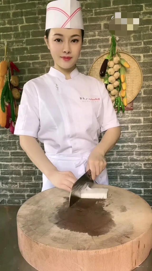 美女厨师,不靠颜值靠手艺,喜欢的粉丝点赞
