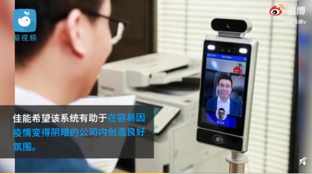 过分!美女老师竟然脚踩奔驰炫富?