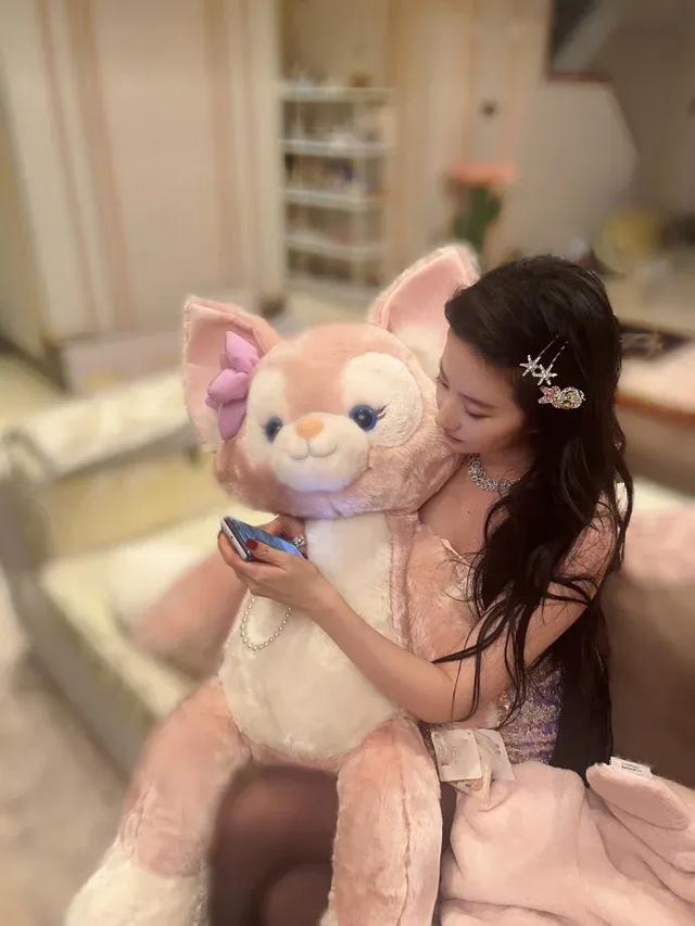 刘亦菲没想到吧,穿黑丝的“诱惑”都没戴19块钱的奥特曼发夹大
