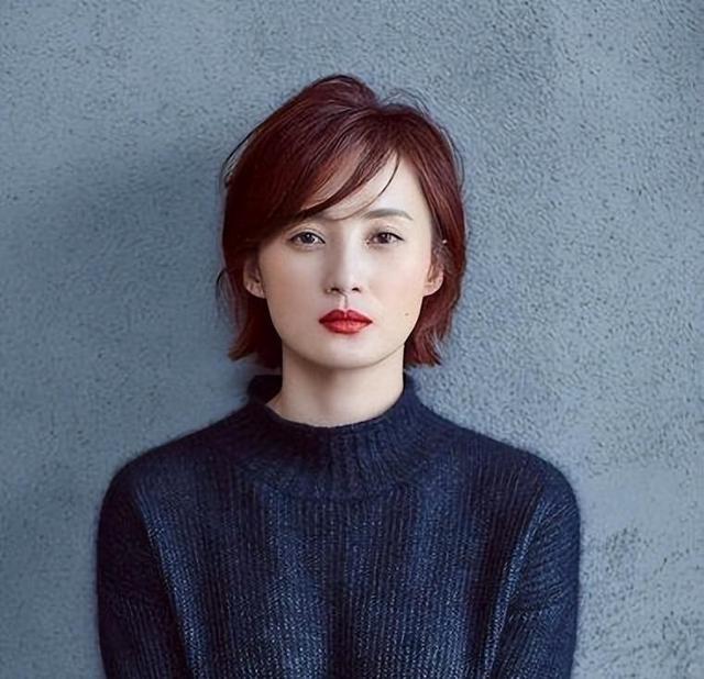 抽烟成瘾的六位女明星,个个都是老烟民,刘亦菲14岁就会抽烟了