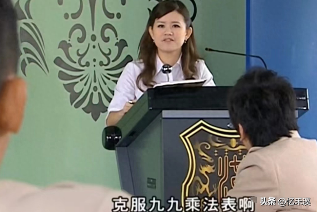 牛角胸罩,诱惑式舔刀尖,这些颠覆三观的镜头,看完让人一言难尽