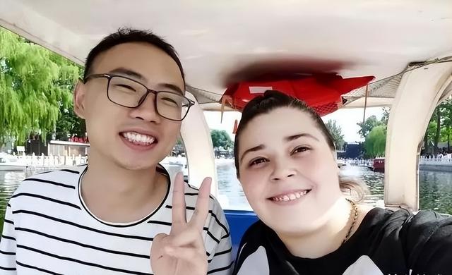 美国姑娘爱上河北穷小子,不要彩礼嫁给他,坦言:当中国媳妇真好