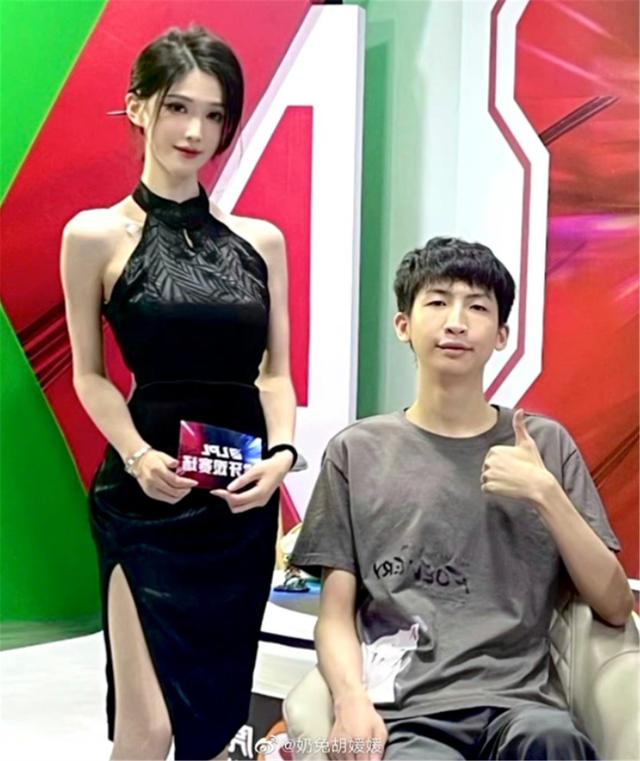 奶兔胡媛媛JK装学做菜,白袜吸睛帮学弟擦汗!网友:梦导哭晕厕所